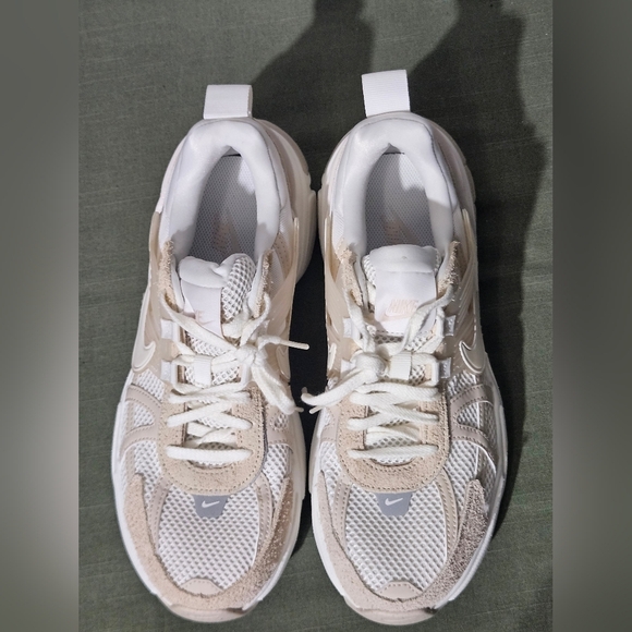 Nike Women's Cream and White Sneakers Size 9.5 - Picture 5 of 11
